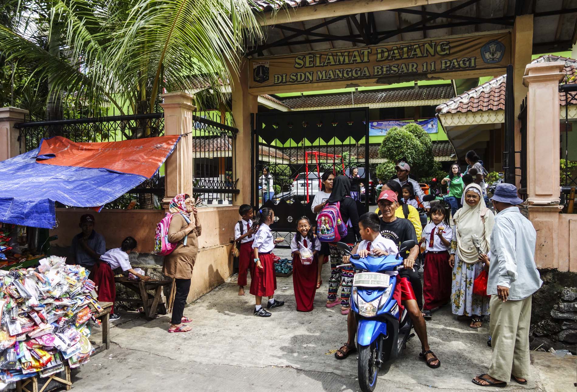 In front of Jakarta's primary school. Photo: Piotr Kala/APA