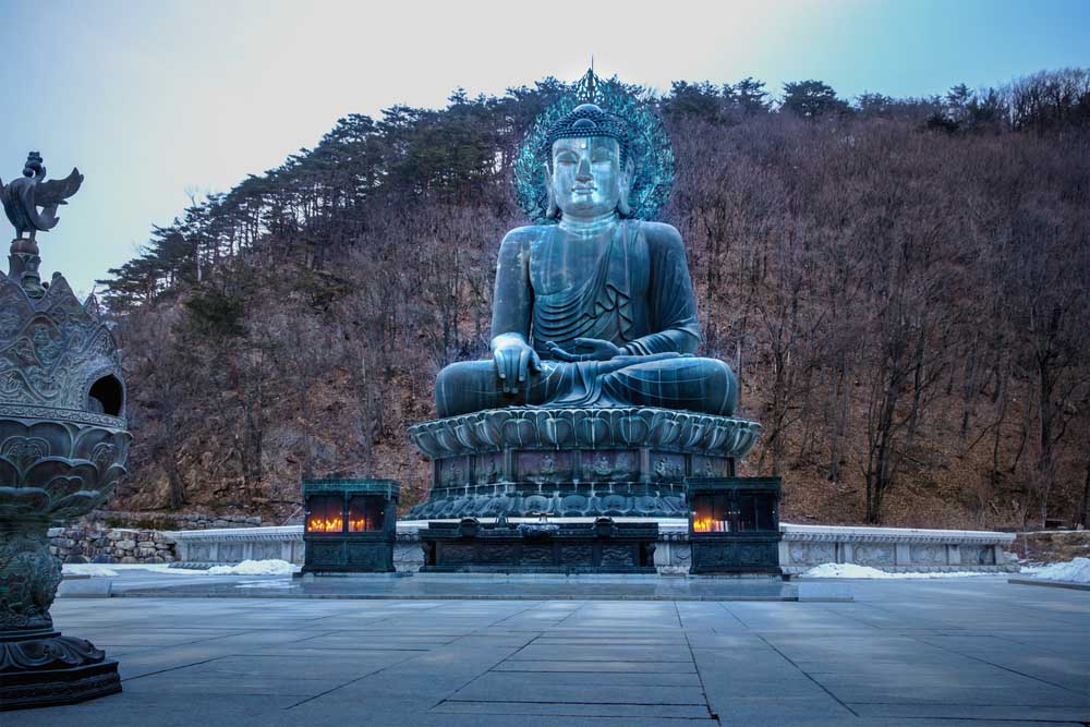  Buddha statue in Seoraksan National Park, South Korea.