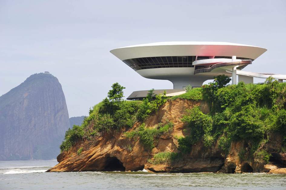 Oscar Niemeyer's saucer-shaped Museum of Modern Art, Rio de Janeiro ...