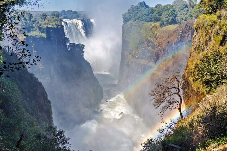 The mighty Victoria Falls, on the border of Zambia and Zimbabwe ...