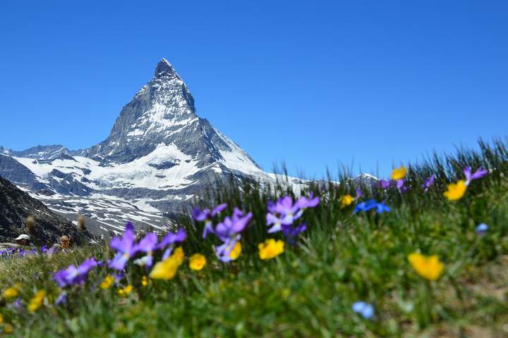 Lakes and mountains for the whole family in Italy & Switzerland - image 1