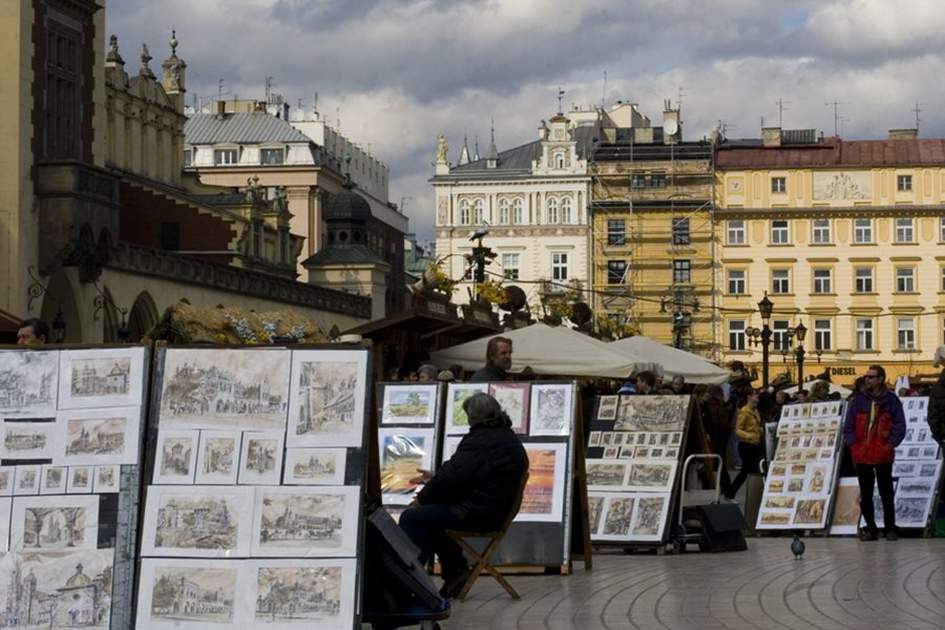 Paintings for sale, Rynek Glowny Paintings for sale, Rynek Glowny, (photo by Corrie Wingate)